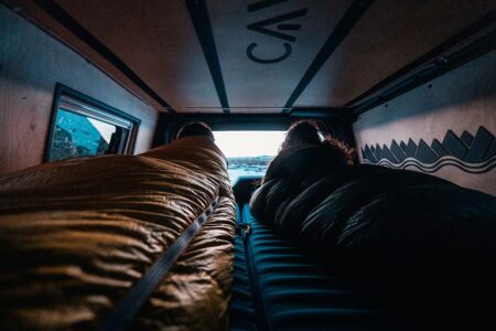 La structure du couchage vient s'installer par-dessus les sièges repliés. On peut ainsi conserver des places assises pour des passagers. ©Mathis Decroux