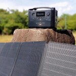 Autre solution de recharge : les panneaux solaires. Avec 2 panneaux de 110W en plein soleil, il vous faudra de 4h à 8h pour une recharge complète de la River Pro.