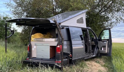 Gaëtan et Emmanuelle font partie des 10 ambassadeurs de l’innovant porte-vélos SKEP : « Plus qu’un porte-vélos, c’est un porte-matériel qui se configure un peu à la carte. Selon nos besoins, on peut y ajouter un coffre, une roue de secours...», observe Gaëtan. L’autre avantage du SKEP, c’est qu’il ne condamne pas l’ouverture du hayon. Il suffit de faire pivoter ses bras pour y accéder.