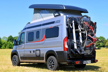 Ici installés à l'arrière du Campeo 4x4, les différents modules du Backrack+ : porte-vélos swing, support roue de secours, mini-rack...