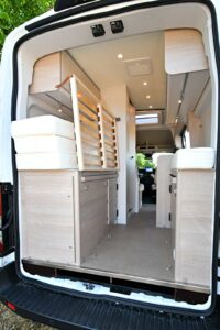 Le transport de vélos est facilité grâce au lit relevable lit arrière fourgon lineo