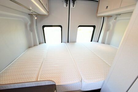 Le couchage transversal de 190 x 125 cm lit transversal Bürstner Lineo