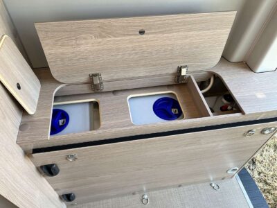 Les réservoirs d'eau propre (100 l) et d'eaux usées (75 l) réservoirs eau propre