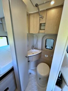 Le lavabo fixe intègre le flexible de douche salle d'eau Bürstner Lineo