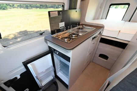 En bout de cuisine, le réfrigérateur à compression de 70 L kitchenette fourgon aménagé