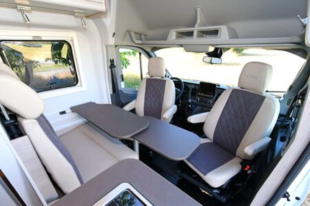 Trois coloris de sellerie sont proposés : Kaluna, Pacific ou Amaro fourgon burstner 4 places