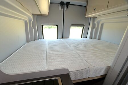 Grâce aux deux joues en tête et pied de lit, le couchage double s'étire sur 2,01 m de longueur lit 2 metres fourgon