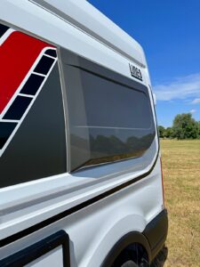 La joue en relief sur le flanc gauche Bürstner Lineo
