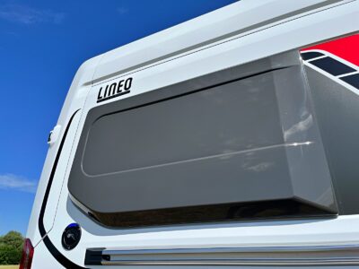 Les joues ou oreilles d’élargissement offrent un gain d'espace pour les lits en position transversale Bürstner Lineo