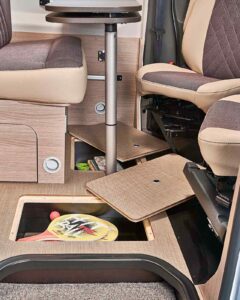 Parmi les avantages de ce double plancher chauffé : les multiples rangements, et le niveau constant depuis l'habitacle jusqu'à la cabine double plancher fourgon