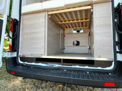 Rare dans un fourgon, le double plancher favorise le rangement d'objets de camping long et fins : table, chaises... double plancher fourgon