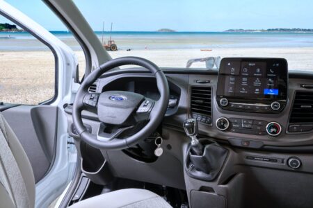 La cabine du Ford affiche un environnement très automobile. L'écran tactile 8"" est intégré au pack Kelsey.