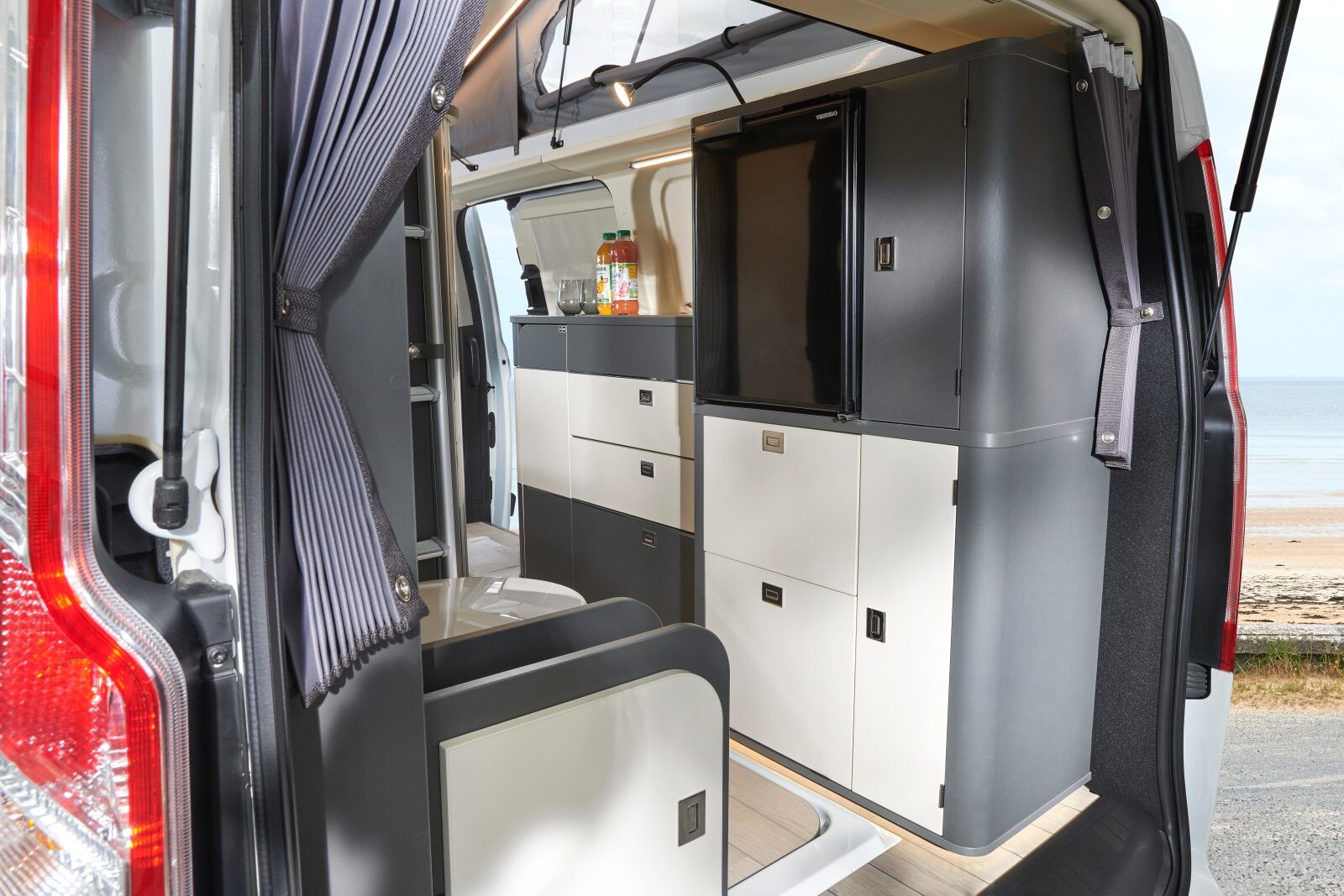 Les rangements se concentrent côté droit, dans le meuble intégrant le réfrigérateur 51 L