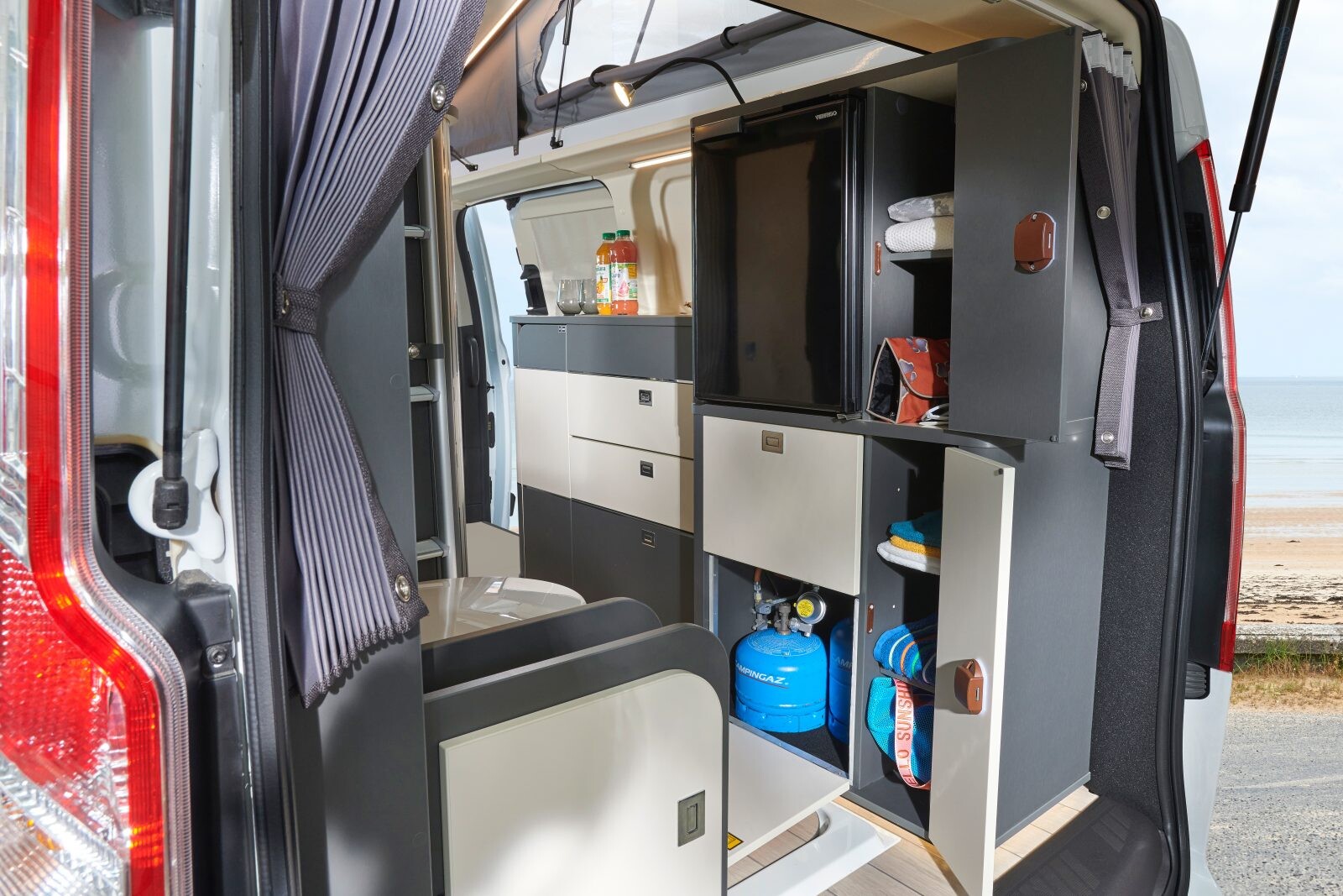 Lingère, étagère, également un profond tiroir, ici fermé, juste sous le frigo.