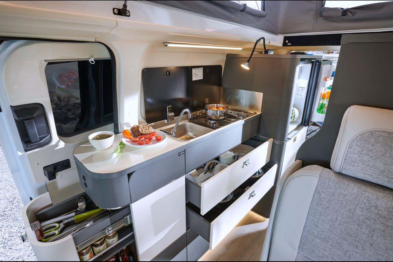 Le bloc cuisine recèle des volumes de rangements aussi nombreux qu'astucieux