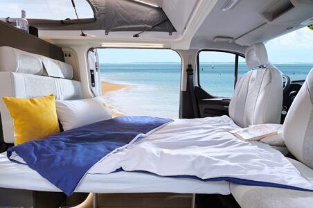 Le lit dînette prend appui sur la banquette, les deux poufs, la table à mi-hauteur, et les sièges cabine