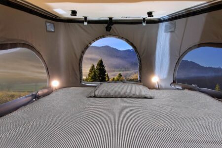 Le lit du haut accueille 2 personnes sur son matelas 190 x 120 cm