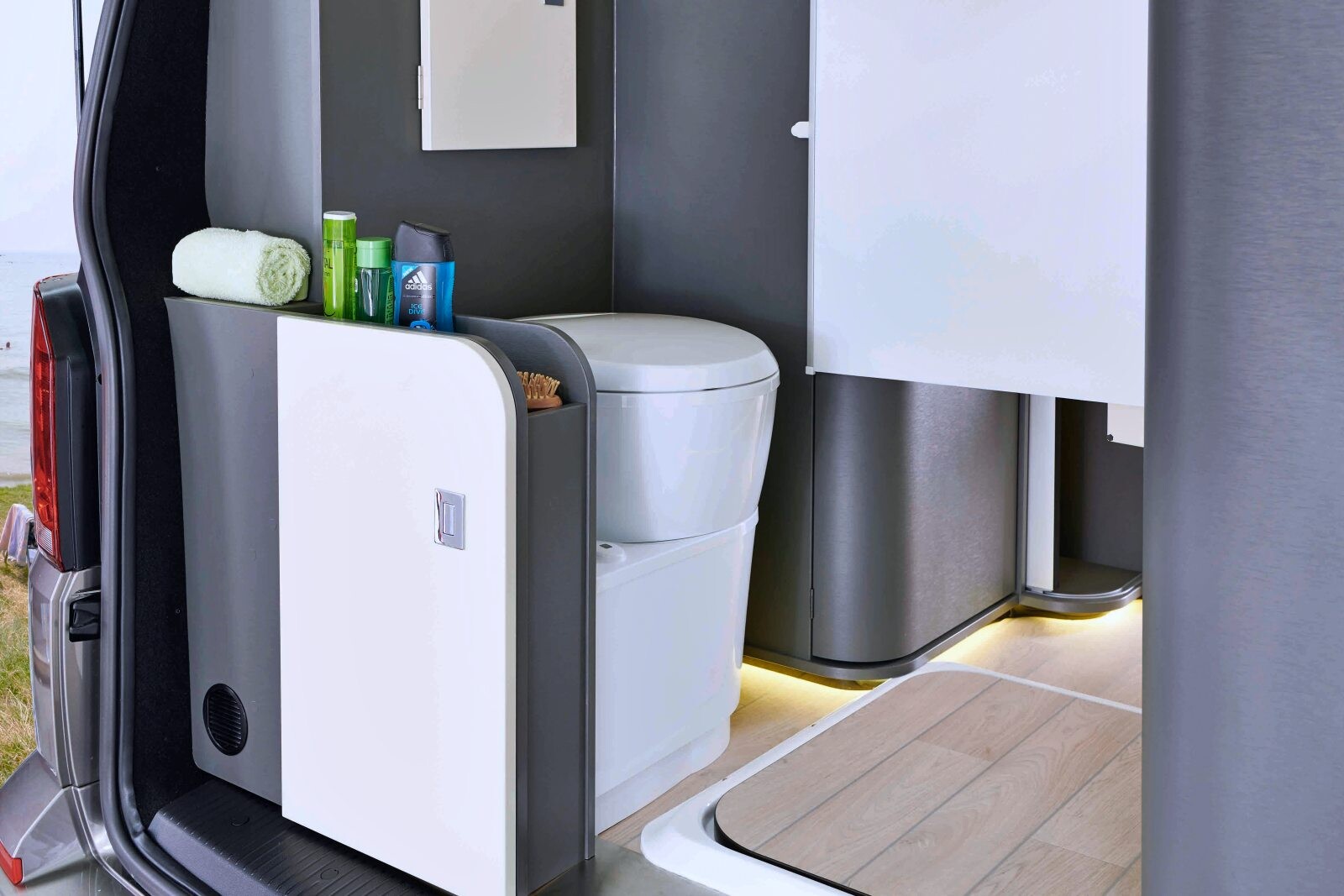 Le caillebotis dans la bac à douche et le rideau d'intimité intérieur pour un instant serein aux toilettes