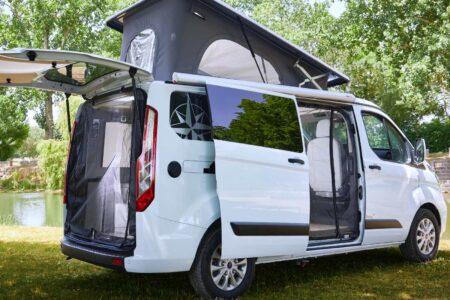 En option Westfalia propose des moustiquaires, hayon et portes latérales, très pratiques elle s'aimantent !