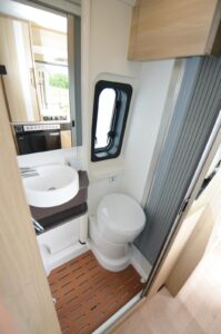 Dépourvu de lanterneau (toit relevable oblige), le cabinet de toilette est équipée d'une baie, indispensable pour une bonne aération.