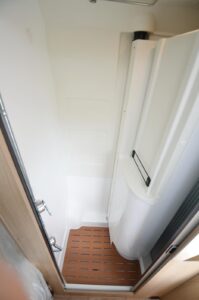 Le cabinet de toilette est doté d'une paroi pivotante. Ici en configuration "douche".