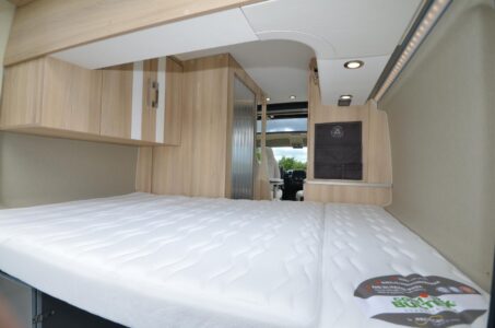 La chambre est bien fournie en espaces de rangement. Même à quatre, on ne manquera pas de place.