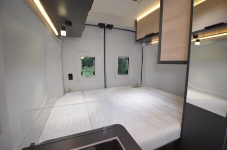 Autres différences par rapport au Miramar 61 : à l’arrière, les placards de pavillon s’arrêtent au niveau des portes et la penderie est disposée de l'autre côté. Aucune baie latérale n’est par ailleurs prévue.