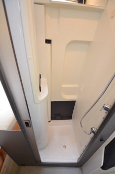 Une cabine de douche au volume appréciable. La partie haute de la paroi est décaissée pour faciliter les mouvements.