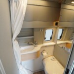 Salle d'eau fixe, sans paroi pivotante. La petite baie latérale assure l'aération.