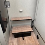 Les marches repliables s'avèrent très utiles pour accéder au lit.