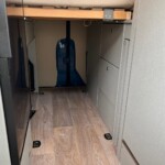 L'arrêt de charge coulisse et disparaît totalement dans le mobilier.