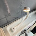 Liseuse souple avec port USB intégré, sous le toit relevable.