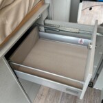 Tiroirs accessibles dans la soute, sous réserve de relever le sommier.