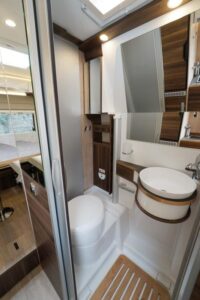 Un très large accès à la salle d'eau. Un point fort.