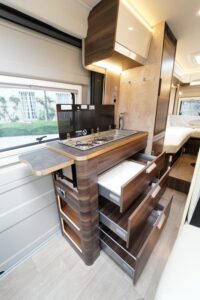 Une cuisine bien compartimentée, en plus d'être élégante.