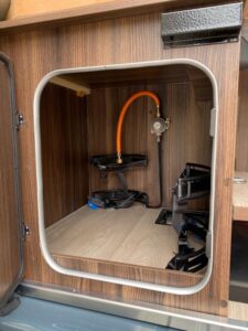 Etant donné le fonctionnement du chauffage, pas besoin d'un grand coffre à gaz.