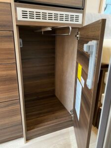 Penderie sous le frigo de 90 litres