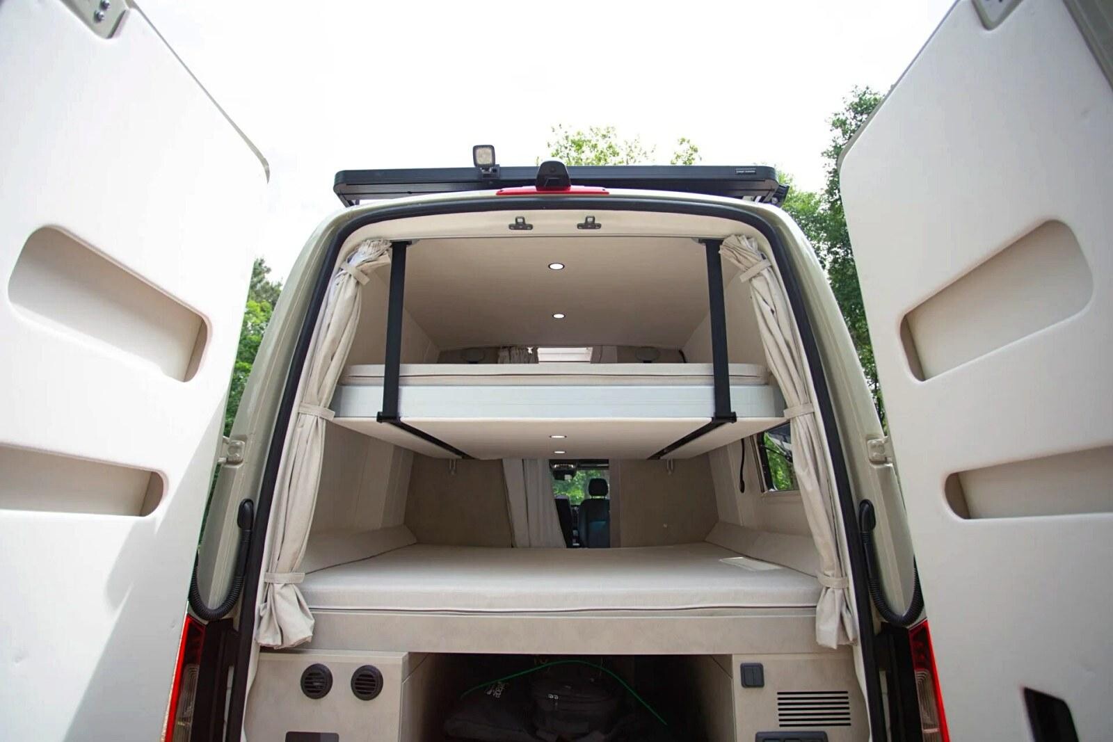 Pour un couchage transversal confortable, des joues d'élargissement ont été greffées de chaque côté de la carrosserie