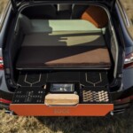 Le lit vient se déplier au-dessus de la banquette arrière rabattu.