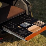 Surprise du chef, Egoé a aussi prévu deux caches réversibles, pouvant être utilisés comme plateaux de jeux de dames et de petits chevaux. Les pions, en revanche, ne sont pas inclus...