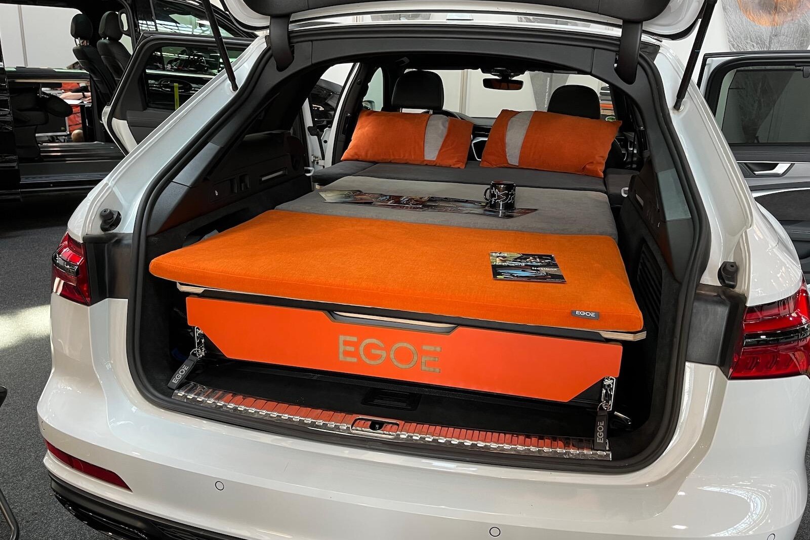 Pour s'adapter aux coffres qui ne sont pas plats, le Nestboard dispose de 4 pieds permettant de le surélever.