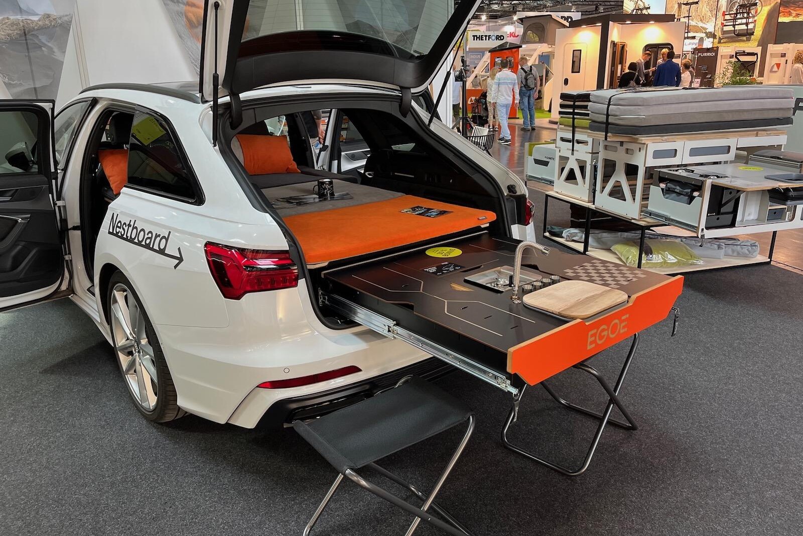 Hors matelas et sommier, selon que l'on déploie ou non les pieds, le module a une épaisseur qui varie entre 17,7 cm et 38,2 cm.