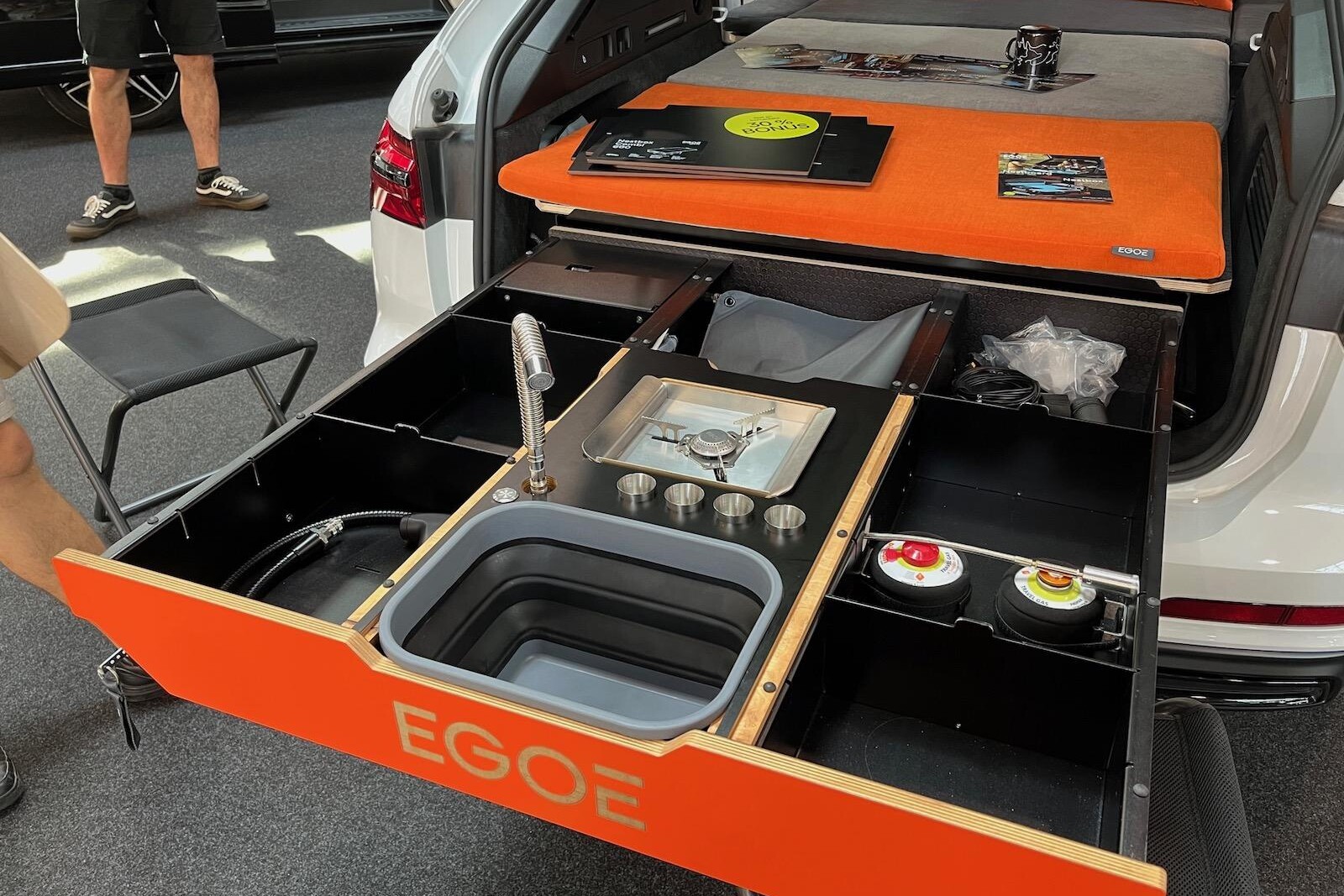 Plusieurs rangements sont logés sous les caches du module extractible.