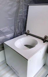 Le WC toilettes sèches s'installe posé dans le bac de douche