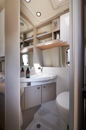 Dans la salle de bain, le lanterneau assure une bonne aération.