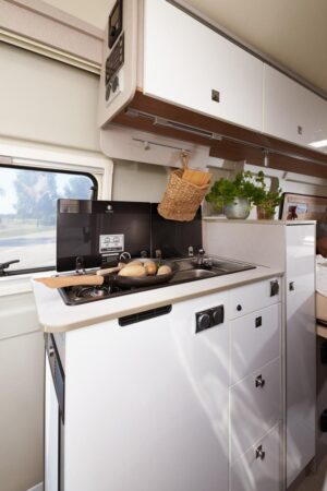 Côté cuisine, le C 621 dispose d'un réfrigérateur à compression de 69 litres avec ouverture dans les deux sens pour une accessibilité optimale aussi bien depuis l’intérieur que depuis l’extérieur.