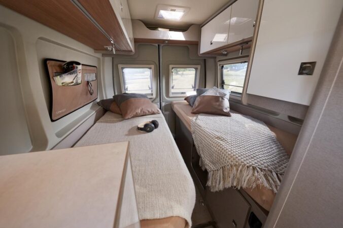 Dans la chambre, les deux vrais lits jumeaux (190x71/70 cm) peuvent être convertis en un lit double (190 x 178 cm) grâce à un sommier à lattes coulissant. Le grand espace de rangement sous le lit reste entièrement utilisable dans chacune des deux dispositions.