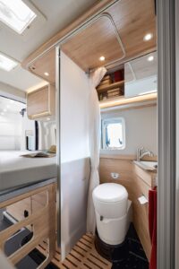 Dans un format de moins de 6 mètres, le Globetrail 590 C parvient à offrir une cabine de douche XXL et un couchage de belles dimensions. Mais il faudra choisir entre l’un ou l’autre…