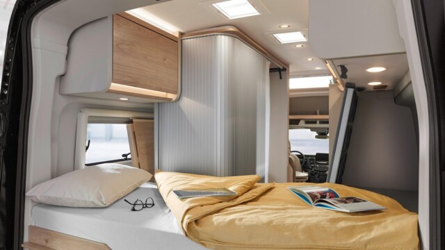 Pour libérer l'espace de douche, il faut au préalable relever le sommier en deux parties.