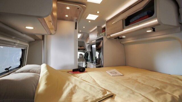 Lorsque la douche n'est pas utilisée, le lit affiche des dimensions de 191 x 136/126 cm